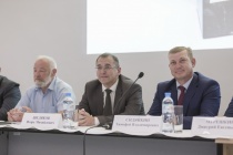 Руководитель Управления наградил лучших кадастровых инженеров